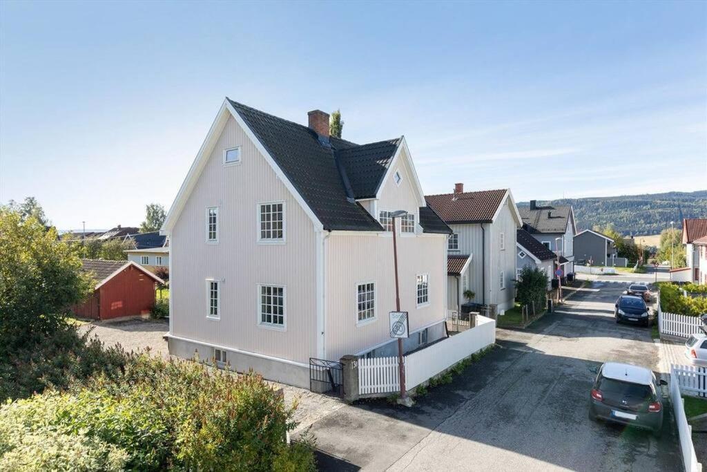 リレハンメルLys Og Sentral Leilighet Med Terrasse Og Hageアパートメント エクステリア 写真